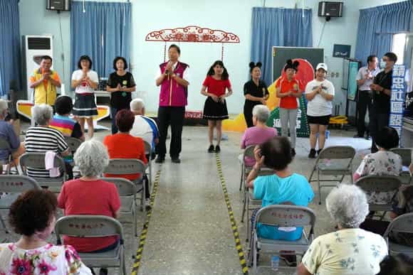 嘉市廉政志工與精忠社區大家庭共築廉潔台灣夢!廉政志工莊東敏帶動廉政順口溜。