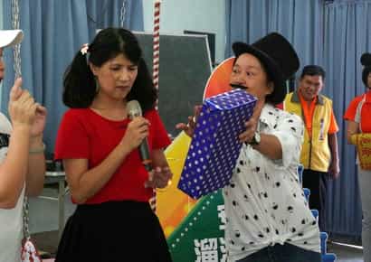 嘉市廉政志工與精忠社區大家庭共築廉潔台灣夢!劇中閻小妹遭到賄賂。