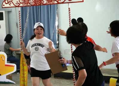 嘉市廉政志工與精忠社區大家庭共築廉潔台灣夢!劇中貪圖小利的小心玩偷工減料的遊樂器材。