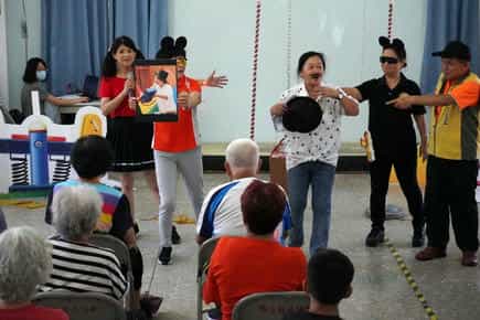 嘉市廉政志工與精忠社區大家庭共築廉潔台灣夢!劇中黑心廠商吳天良認錯道歉。