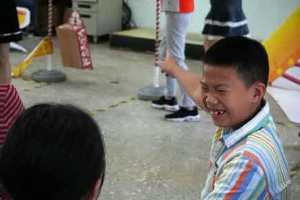 嘉市廉政志工與精忠社區大家庭共築廉潔台灣夢!孩子們笑得合不攏嘴。