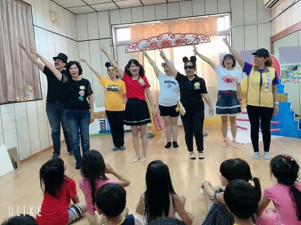 嘉市廉政志工與興仁社區的孩子們一同樂開懷!呼口號