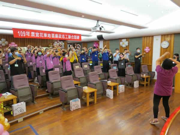 109年度宜花東地區廉政志工聯合訓練　跨域合作東部大廉線宜蘭大學康輔社經佩之老師帶領志工進行相見歡活動