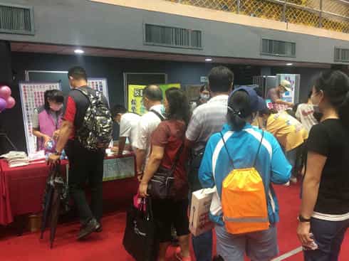 廉政志工協助辦理宜蘭縣109年度祖父母節-與愛同行樂悠遊社參宣導活動參與民眾隊伍