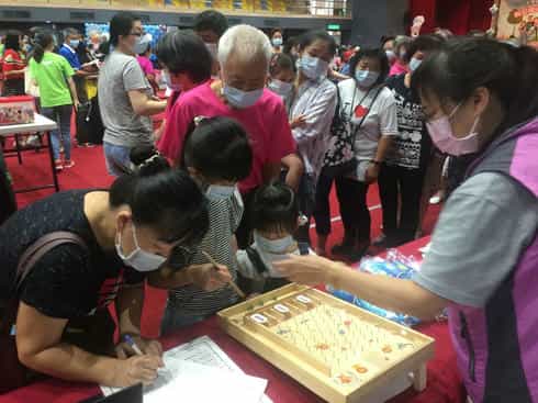 廉政志工協助辦理宜蘭縣109年度祖父母節-與愛同行樂悠遊社參宣導活動廉政彈珠檯遊戲