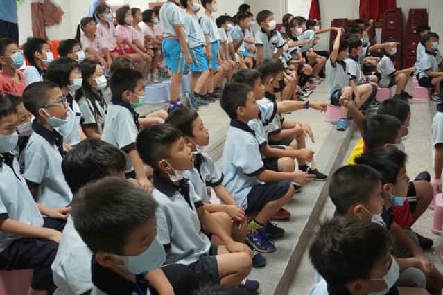 嘉市廉政行動劇:不能收的禮物不要收 學童指正演員做出的錯誤示範