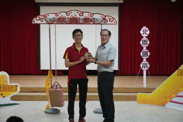 嘉市廉政行動劇:不能收的禮物不要收 政風處副處長頒發廉潔正義勳章給北園國小校長