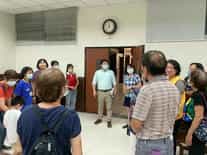 屏東地檢署開啟司法大門，廉政志工參訪取經臺灣屏東地方檢察署值星主任檢察官陳建州於該署第七偵查庭，說明偵查中人員配置與錄音（影）設備，並教導如何區分偵查犯罪檢察官與法院審判法官之不同