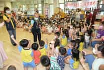 退輔會高雄榮總結合高榮臺南分院、臺南市榮服處舉辦「校園誠信廉潔教育～廉政志工說故事列車」活動臺南分院潘副院長及政風室高主任主持衛教趣味問答