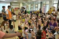 退輔會高雄榮總結合高榮臺南分院、臺南市榮服處舉辦「校園誠信廉潔教育～廉政志工說故事列車」活動臺南市榮服處蘇處長主持「趣味金頭腦舉紅白旗」遊戲