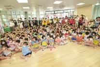 退輔會高雄榮總結合高榮臺南分院、臺南市榮服處舉辦「校園誠信廉潔教育～廉政志工說故事列車」活動高雄榮總政風室、臺南市榮服務處、高榮臺南分院、志工和小朋友、老師留影