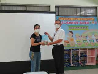 退輔會高雄榮總結合高雄榮服處舉辦109年「校園誠信廉潔教育～廉政志工說故事列車」活動高雄榮總政風室王作勇主任（右）致贈郭秀月園長（左）紀念品