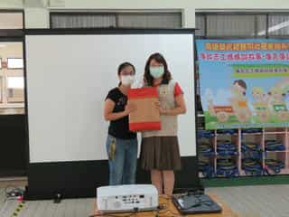 退輔會高雄榮總結合高雄榮服處舉辦109年「校園誠信廉潔教育～廉政志工說故事列車」活動高雄市榮服處趙幼蘭總幹事（右）致贈郭秀月園長（左）紀念品