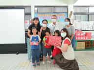 退輔會高雄榮總結合高雄榮服處舉辦109年「校園誠信廉潔教育～廉政志工說故事列車」活動高雄榮總政風室王作勇主任（後左二）、高雄市榮服處趙幼蘭總幹事（前右一）、榮華幼兒園郭秀月園長（後左一）與小朋友、老師留影