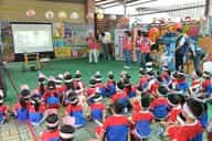 退輔會高雄榮總結合高榮屏東分院、屏東縣榮服處舉辦「校園誠信廉潔教育～廉政志工說故事列車」活動大老師幼兒園小朋友觀賞「醫生叔叔不收紅包」微電影