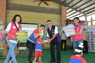 退輔會高雄榮總結合高榮屏東分院、屏東縣榮服處舉辦「校園誠信廉潔教育～廉政志工說故事列車」活動高雄榮總政風室王作勇主任（右二）與小朋友、老師留影大老師幼兒園小朋友熱情參與「廉政有獎徵答」