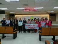 退輔會高雄榮總政風室〝與廉逗陣‧守護家園〞～辦理廉政志工標竿學習參訪「臺灣橋頭地方法院、再見捌捌陸-臺灣眷村文化園區」活動臺灣橋頭地院訴訟輔導科王壹理科長（中）、臺灣橋頭地院政風室郭淑芬主任（中左1）、高雄榮總政風室王作勇主任（中左2）、政風同仁及廉政志工合影