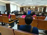 退輔會高雄榮總政風室〝與廉逗陣‧守護家園〞～辦理廉政志工標竿學習參訪「臺灣橋頭地方法院、再見捌捌陸-臺灣眷村文化園區」活動臺灣橋頭地院「模擬法庭」導覽