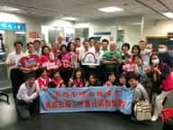 退輔會高雄榮總政風室結合「廉政志工」參訪「高雄港都電台」〜接軌大眾傳播潮流輔導會政風處丁國耀處長（中間立者）、港都電台孫執行副董事長（中右2立者）、高雄榮總政風室郭志明主任（中右1立者）與電台主管、政風同仁、廉政志工合影