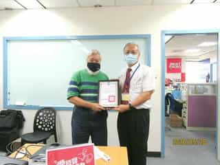 退輔會高雄榮總政風室結合「廉政志工」參訪「高雄港都電台」〜接軌大眾傳播潮流高雄榮總鄭紹宇副院長（右）致贈港都電台孫執行副董事長