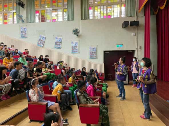 109年臺北市推動品德教育實施計畫-校園深耕宣導活動廉政志工以「廉潔寶寶聯盟_看到怪怪的請舉手(勇敢吹哨篇)」影片為題材於三興國小向國小學生傳遞誠信價值