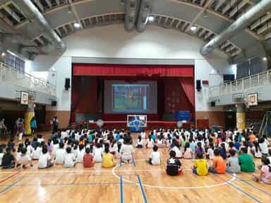 109年臺北市推動品德教育實施計畫-校園深耕宣導活動關渡國小260名學童觀賞「廉潔寶寶聯盟_看到怪怪的請舉手(勇敢吹哨篇)」