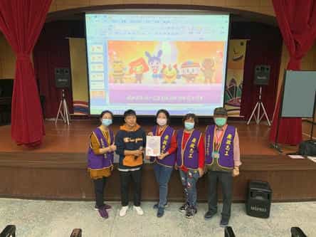 109年臺北市推動品德教育實施計畫-校園深耕宣導活動文湖國小頒發感謝狀予廉政志工