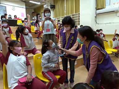 109年臺北市推動品德教育實施計畫-校園深耕宣導活動廉政志工於麗山國小進行誠信教育有獎徵答