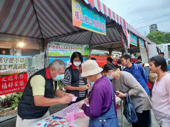 新竹縣政府政風處廉政志工協助辦理橫山鄉公所「中秋晚會-共下來賞廉」活動攤位合影