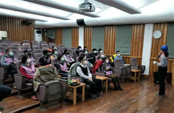 廉政志工參與109年度海洋保育暨廉政宣導活動宜蘭縣政府廉政志工專心聆聽課程內容