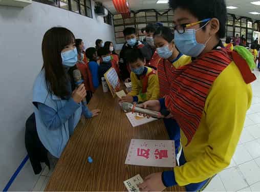 新北首創原住民廉政漫畫品德教材! 新北市政府政風處於烏來國小舉辦贈書活動故事闖關活動