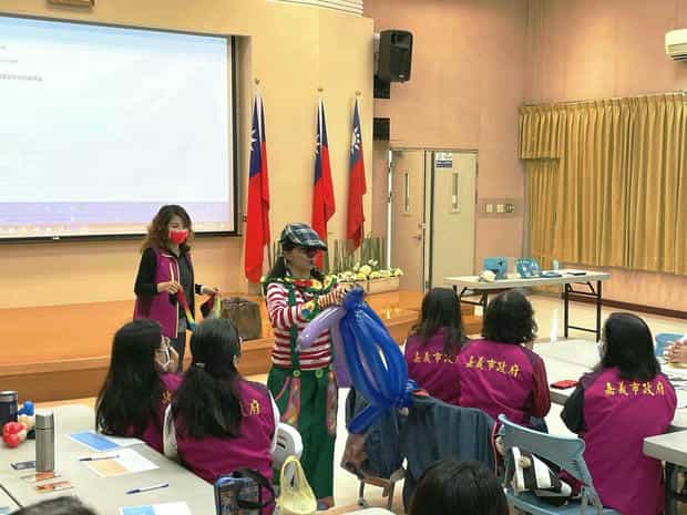 不只是廉政！聽「小海龜的逆襲」學海洋保育與誠信楊主任以小丑表演及造型氣球開場