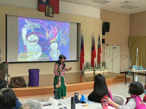 不只是廉政！聽「小海龜的逆襲」學海洋保育與誠信楊主任以生動活潑的肢體動作示範說故事技巧