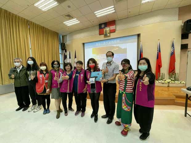 不只是廉政！聽「小海龜的逆襲」學海洋保育與誠信由副處長及楊主任頒發分組競賽第一名小組獎項