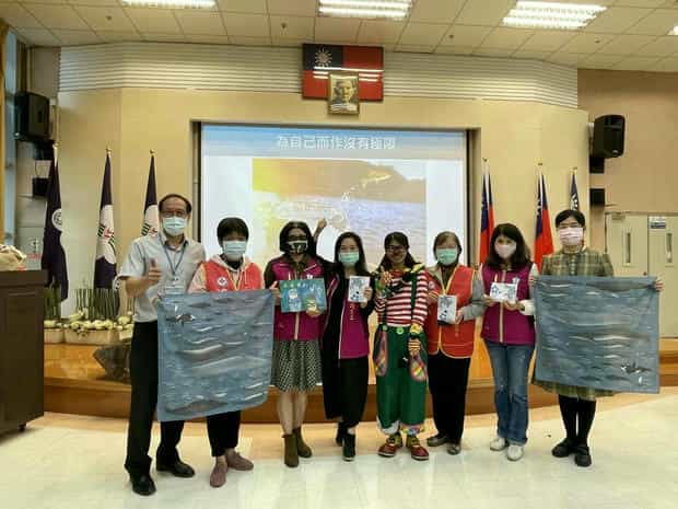 不只是廉政！聽「小海龜的逆襲」學海洋保育與誠信楊主任贈送鯨讚掛布及小海龜的逆襲明信片