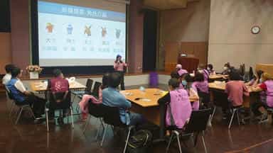 廉政志工參與110年度海洋廉政繪本宣導及創作分享課程楊婉怡主任講授「小海龜的逆襲」繪本