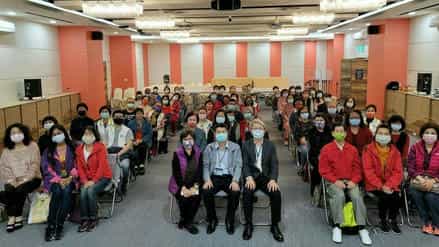 臺北市政府政風處辦理「110年度廉政志願服務聯繫會報暨志工座談會」臺北市政府政風處沈鳳樑處長與廉政志工合影。