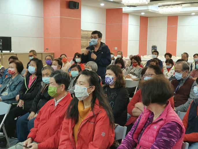 臺北市政府政風處辦理「110年度廉政志願服務聯繫會報暨志工座談會」廉政志工於座談會中踴躍發言。