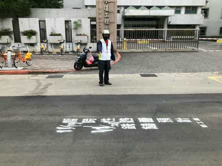 臺北市政府政風處廉政志工投入全民督工保障用路安全廉政志工巡查道路臨時修復路面標示