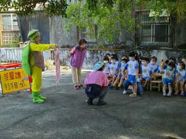 廉政志工協助宜蘭縣政府政風處廉政戲劇巡演10/5冬山鄉大象幼兒園—廉政志工(著粉紅色背心者)協助廉政戲劇巡迴演出
