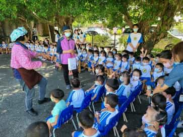 廉政志工協助宜蘭縣政府政風處廉政戲劇巡演10/5冬山鄉大象幼兒園—廉政志工(著粉紅色背心者)協助廉政戲劇巡迴演出