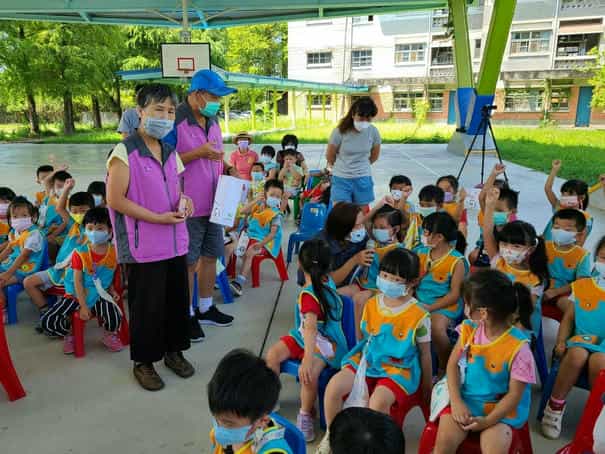 廉政志工協助宜蘭縣政府政風處廉政戲劇巡演10/5冬山國小附設幼兒園—廉政志工(著粉紅色背心者)協助廉政戲劇巡迴演出