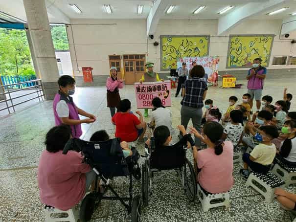 廉政志工協助宜蘭縣政府政風處廉政戲劇巡演10/12蘇澳鎮惠幼幼兒園—廉政志工(著粉紅色背心者)協助廉政戲劇巡迴演出