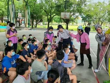 廉政志工協助宜蘭縣政府政風處廉政戲劇巡演10/14三星鄉憲明國小—廉政志工(著粉紅色背心者)協助廉政戲劇巡迴演出