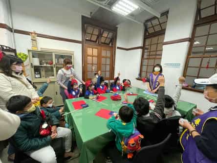 廉政鯨讚!新竹市政府政風處2022元旦反貪宣導，廉政志工寓教於樂扎根廉潔精神「台灣鯨讚」廉政繪本說故事活動，深耕廉潔誠信價值觀。