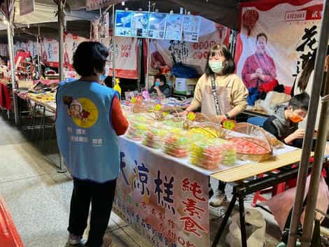 臺高等法院花蓮分院廉政志工 熱情向年貨大街攤商及遊客 宣導誠信價值和國民法官新制司法廉政志工沿著年貨大街逐攤向商家宣導。