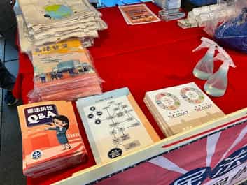 臺高等法院花蓮分院廉政志工 熱情向年貨大街攤商及遊客 宣導誠信價值和國民法官新制活動文宣包含國民法官、認識法院、調解流程、憲法訴訟。