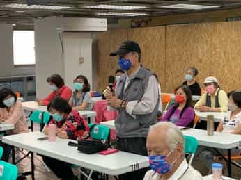 臺北市政府政風處辦理 「111年度廉政志願服務聯繫會報暨業務團體座談會」廉政志工於座談會中踴躍發言。