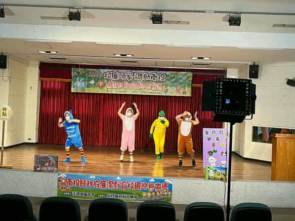 廉政志工排演「新龜兔賽跑」廉政戲劇之心路歷程111年4月26日假草屯鎮公所5樓大禮堂，拍攝廉政戲劇「新龜兔賽跑」宣導影片現場花絮1