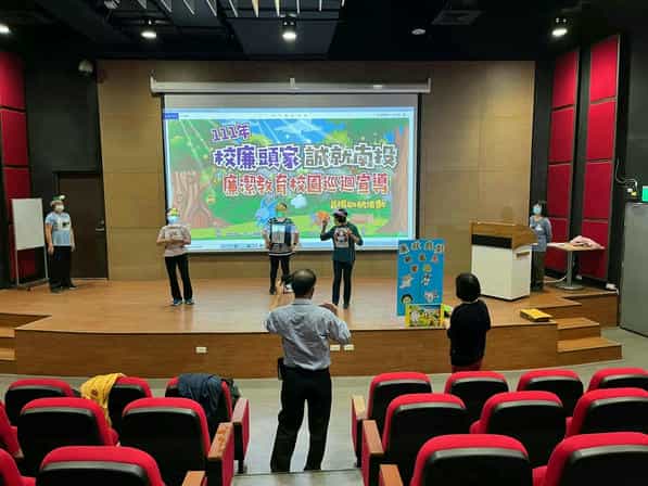 廉政志工排演「新龜兔賽跑」廉政戲劇之心路歷程本府小隊廉政志工假文化局圖書館7樓電影放映廳進行廉政戲劇排演4